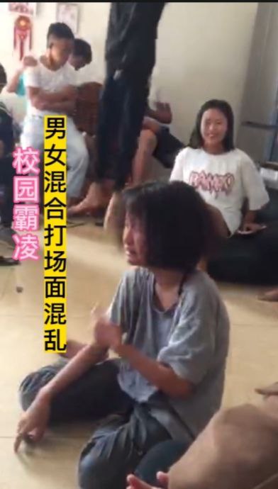 校园霸凌，男女混合打场面混乱不堪
